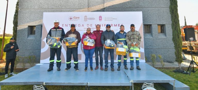 Entrega alcalde uniformes a personal de Servicios Públicos