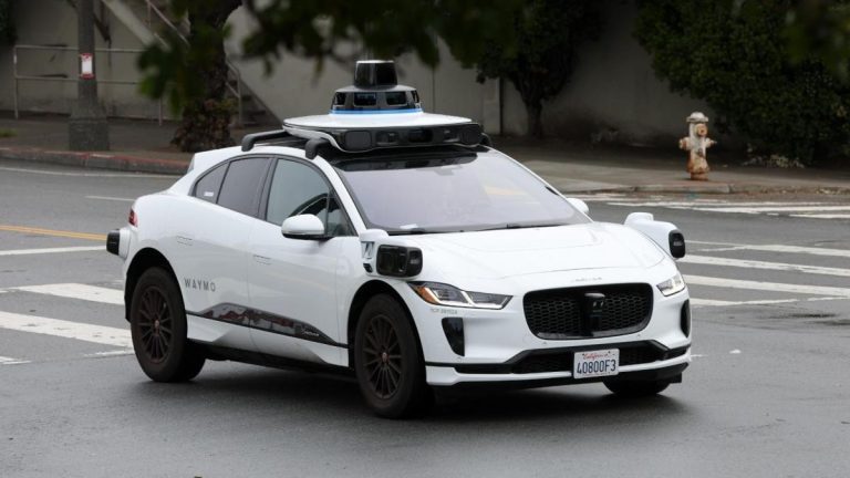 Llegan robotaxis de Waymo a Miami