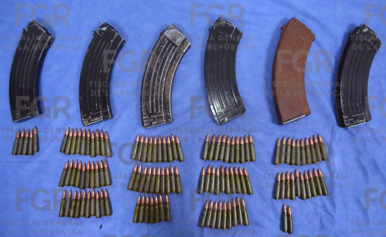 Los vinculan por portación de arma y explosivos