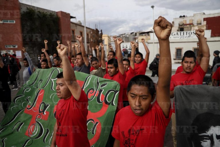Marchan normalistas; exigen destitución del director