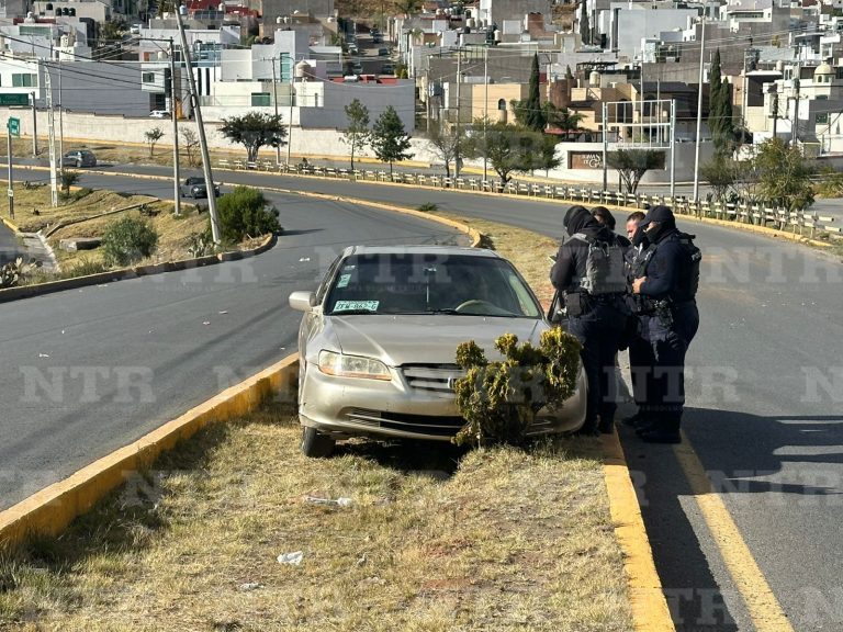 Pierde el control y termina encima del camellón