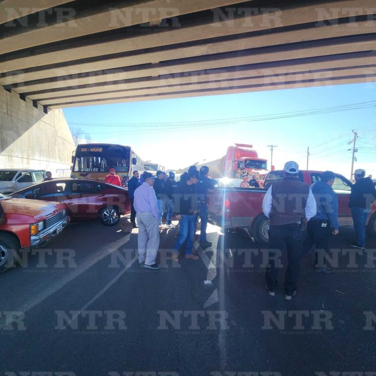 Productores de frijol bloquean carretera federal 45