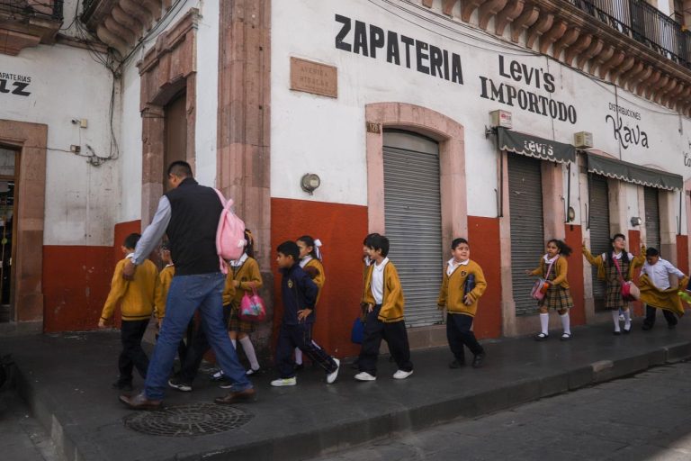 Regresan a clases 344,475 menores; valoran modificar horario de entrada