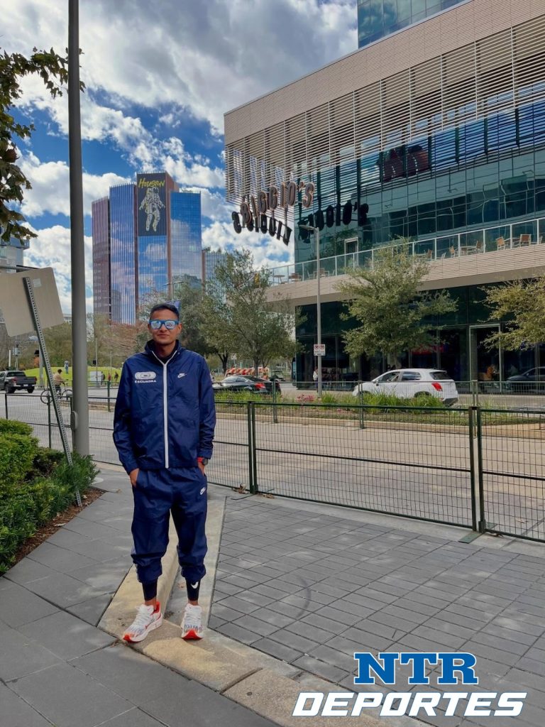 Saúl Acosta brilla en Houston