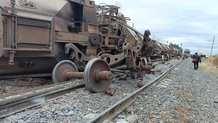Se descarrila tren y otro se incendia
