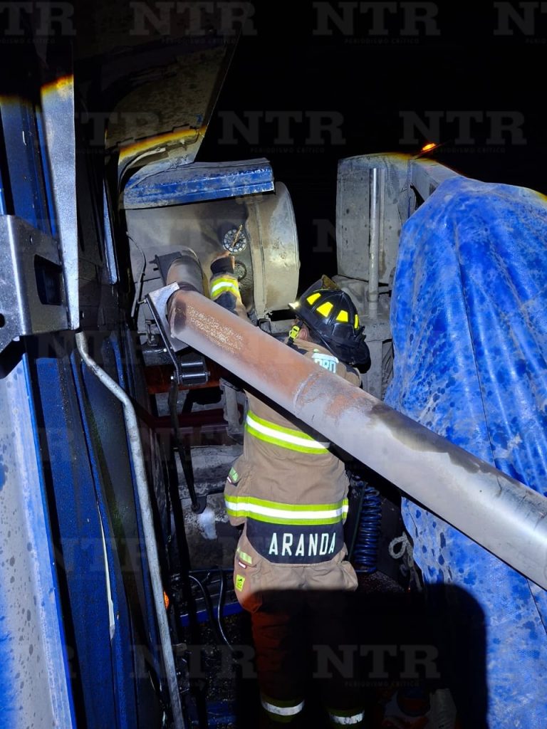 Se lesiona conductor en aparatosa volcadura
