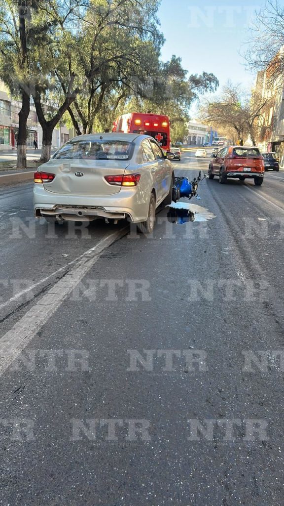 Auto embiste a motociclista; hay un lesionado