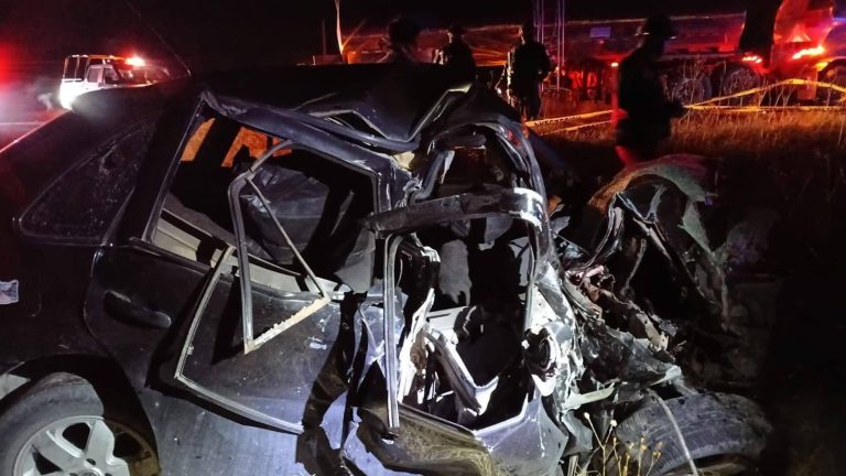 Muere persona en aparatoso choque carretero