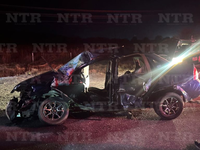 Choque entre tractocamión y auto deja dos heridos