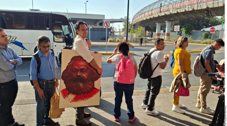 Sale Marx Arriaga de la SEP tras 4 días atrincherado
