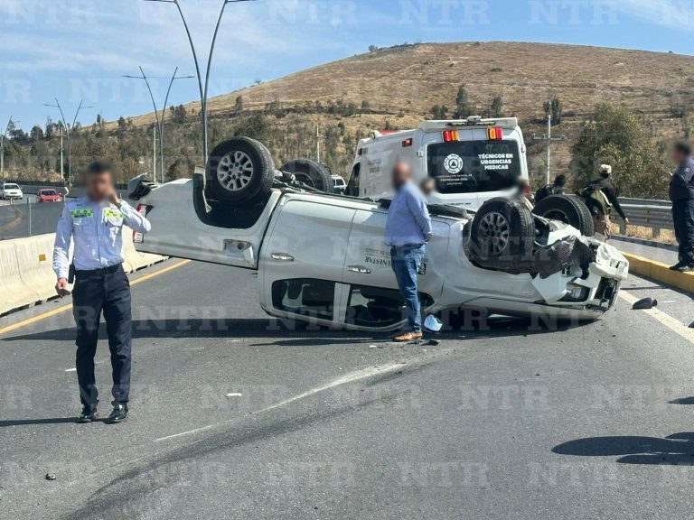 Vuelca camioneta en vialidad Manuel Felguérez