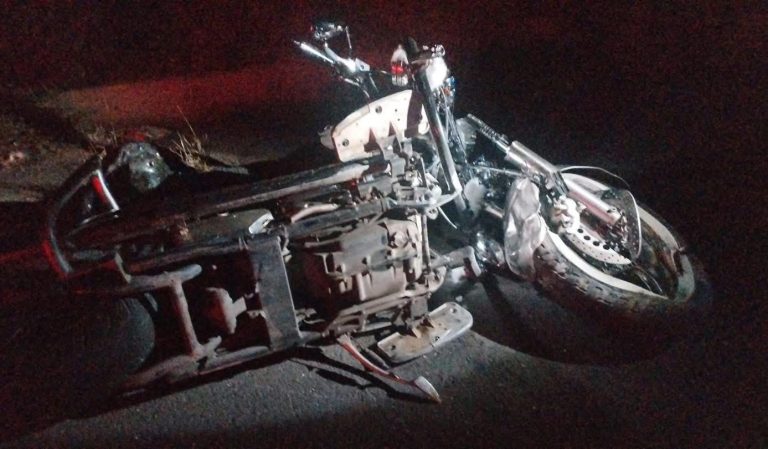 Hombre muere al derrapar y caer de su moto