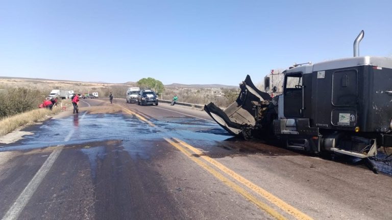 Tractocamión choca contra parte alta de puente