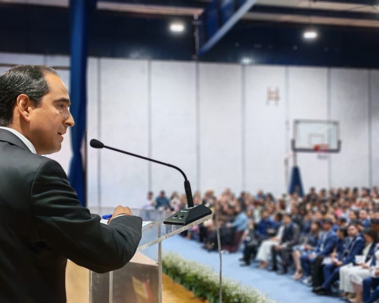 Asiste Saldívar a graduación del ITZ