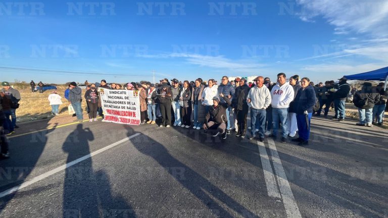 Bloquean trabajadores de salud carreteras del estado