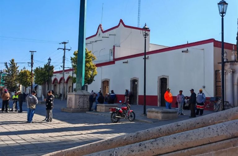 Cierran alcaldía; exigen pago atrasado