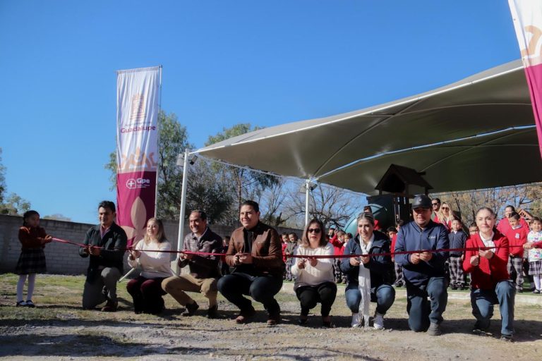 Construyen techo para área de juegos en La Zacatecana