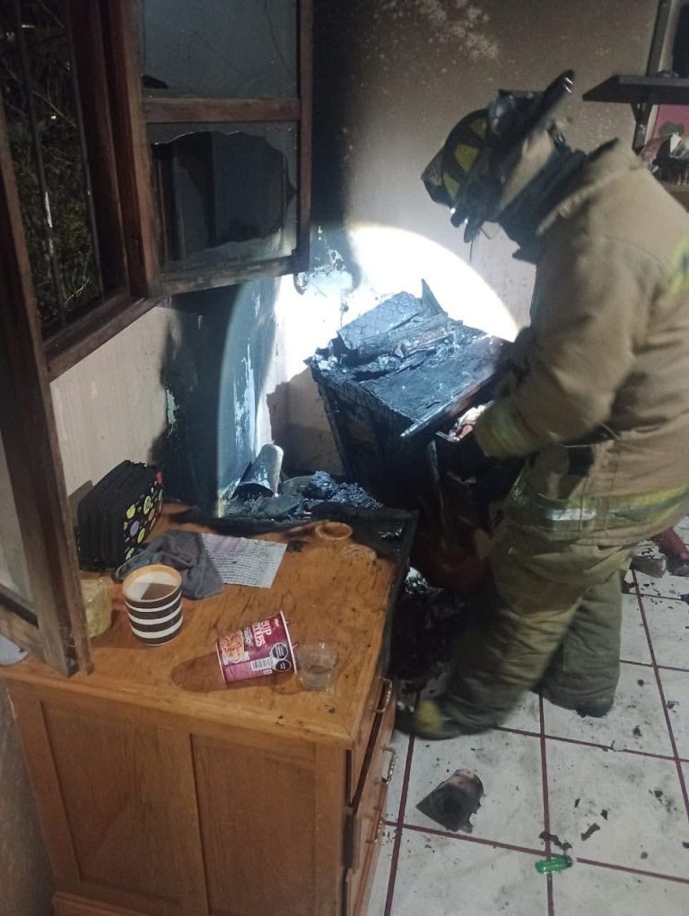 Veladora causa incendio; deja solo daños materiales