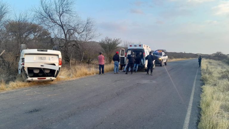 Vuelca camioneta en la carretera a Nieves
