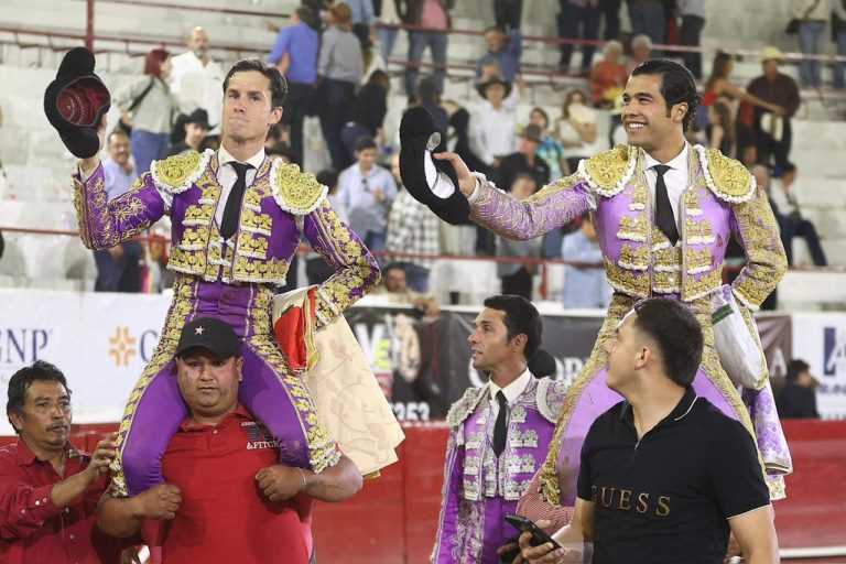 Daniel Luque, y Diego San Román, a hombros en León; tarde de entrega absoluta de Diego Silveti