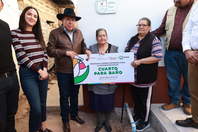 Entregan cuartos dormitorios y baños a familias de Martínez Domínguez y La Zacatecana