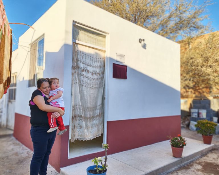 Entregan dormitorios y baños a familias guadalupenses