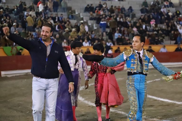 José de Alejandría indulta y sale a hombros en Apizaco