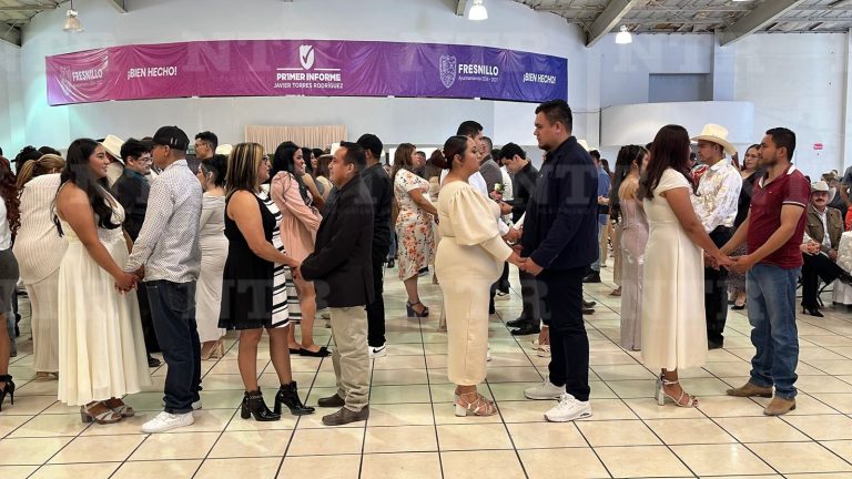 Boda colectiva une a 70 parejas