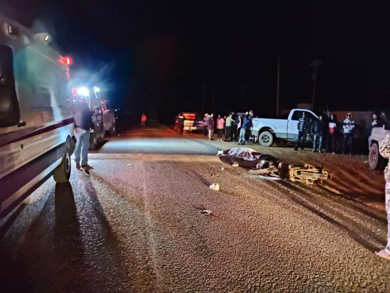 Muere tras chocar su moto contra una camioneta