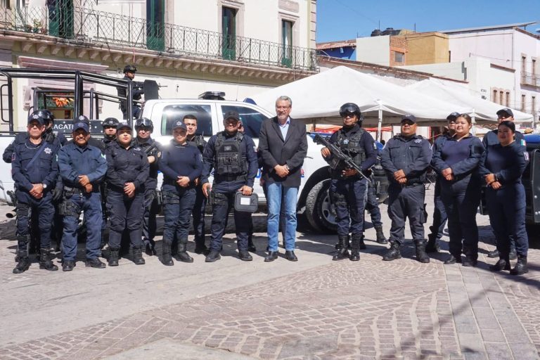 Entregan a municipales uniformes y patrullas