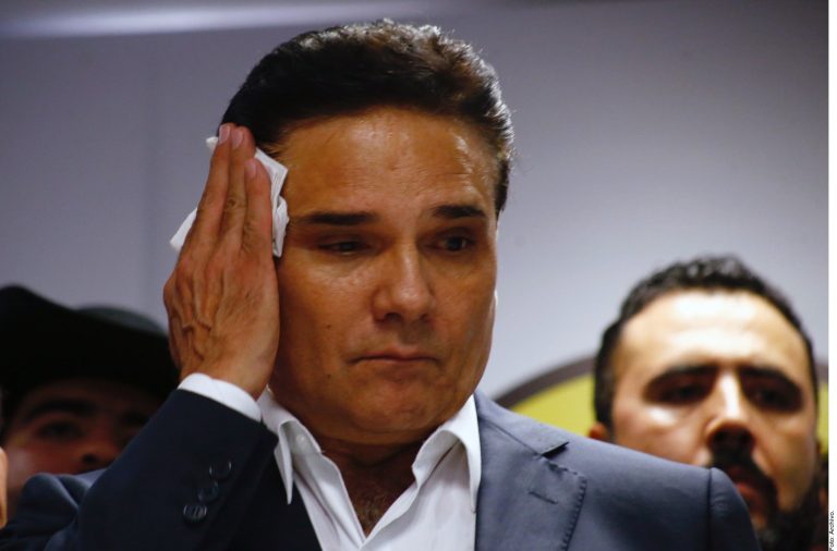 Ordenan capturar a 2 exfuncionarios de Aureoles por desvíos
