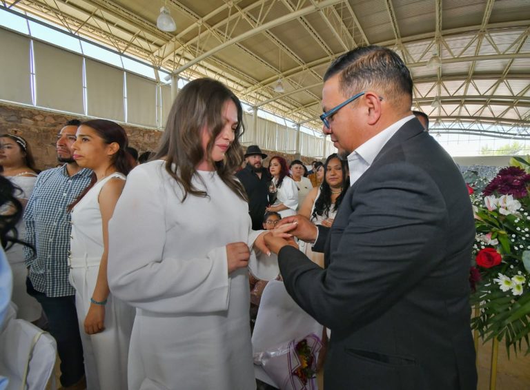 Parejas guadalupense se dan el sí en matrimonios colectivos
