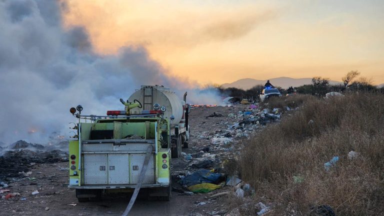 Persiste incendio de basurero de Ojocaliente
