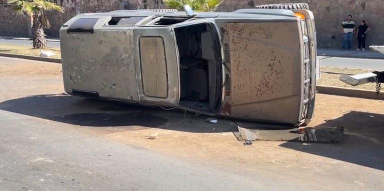 Vuelca camioneta en calzada Proaño