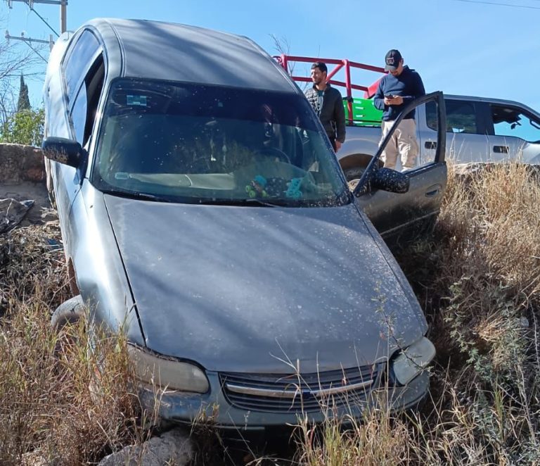 Se desbarranca auto en Río Grande