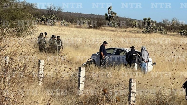 Vuelca mujer en federal 45 y sale ilesa