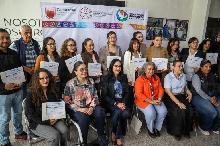Concluyen cursos de LSM y Braille