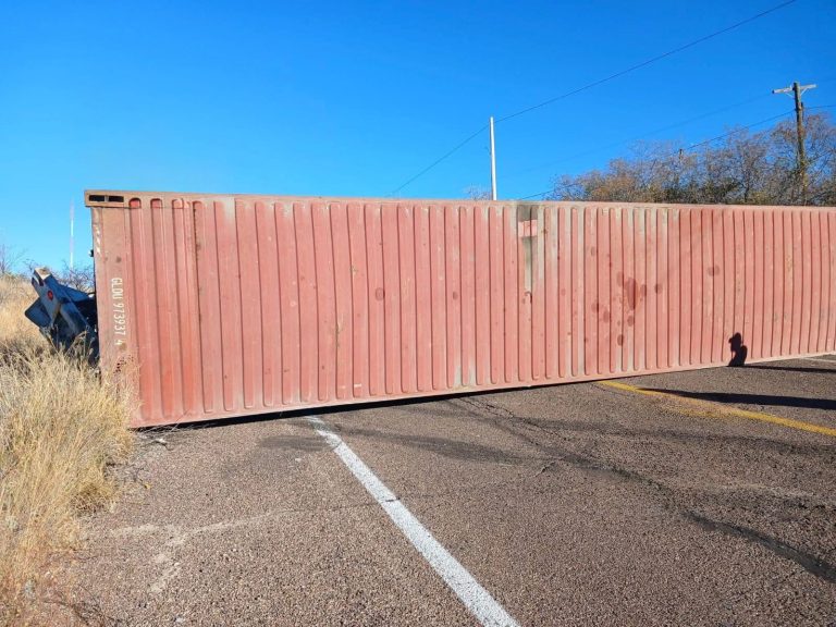Quinta rueda se queda sin caja y provoca caos vial