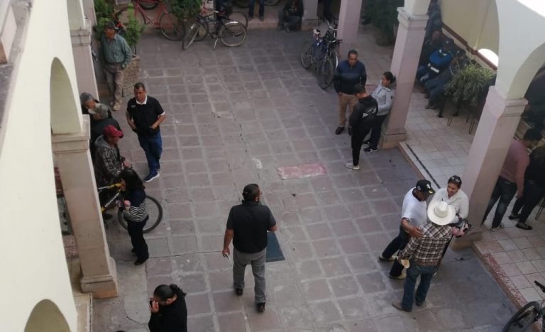 Toman alcaldía; exigen negociar aumento salarial