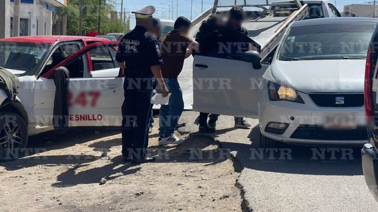 Camioneta choca a taxista y huye del lugar