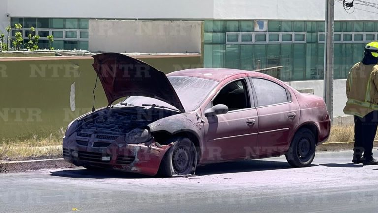 Se incendia vehículo por falla mecánica en el motor