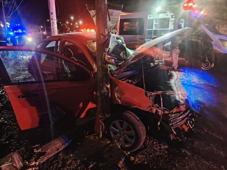 Pareja se estampa con poste y termina en el hospital