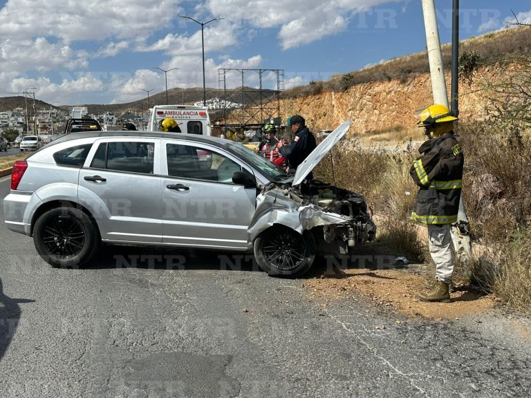 Conductor ebrio choca contra poste de alumbrado público