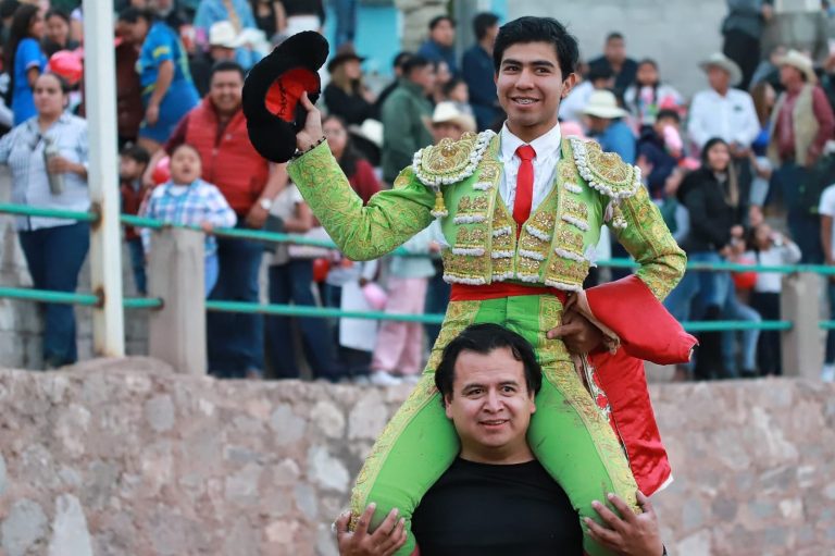 Jesús Sosa, triunfa en Zacamulpa, Hidalgo, corta orejas y rabo