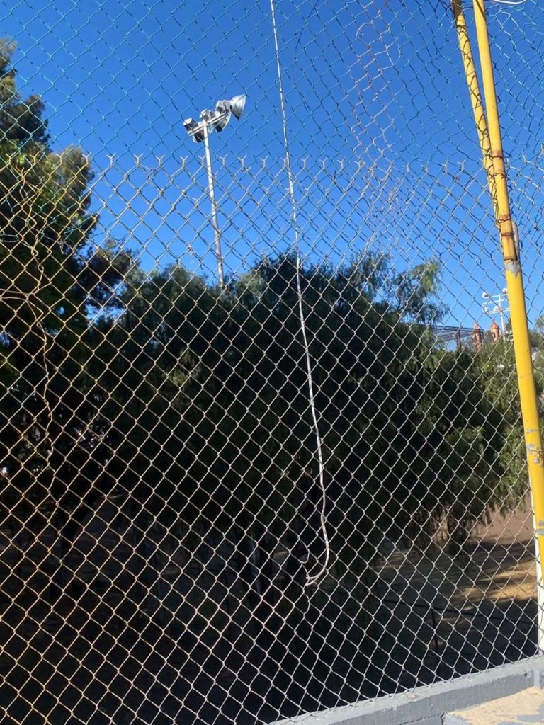 Roban luminarias en la cancha de voleibol de playa