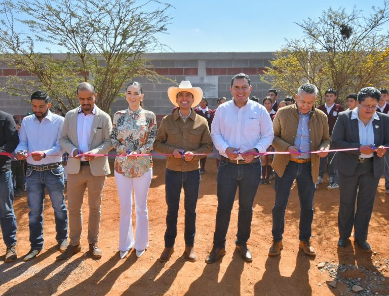 Entregan barda perimetral en telesecundaria de Los Rancheros
