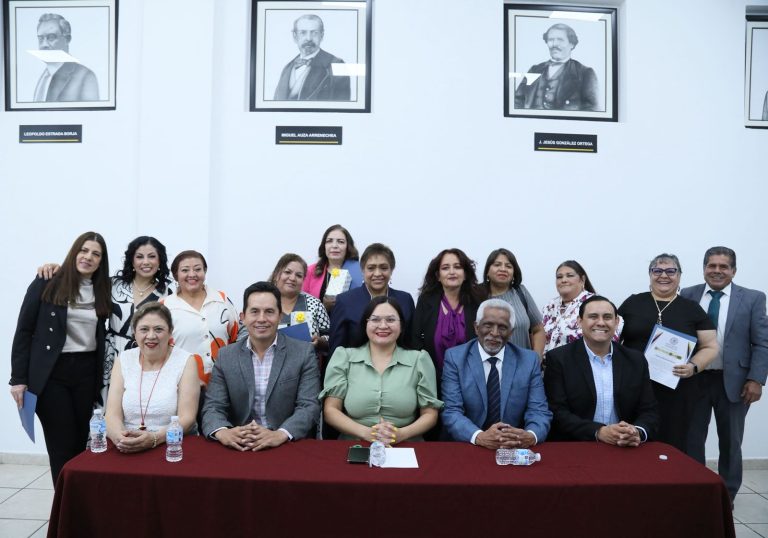 Despiden a servidores que alcanzaron su retiro por jubilación