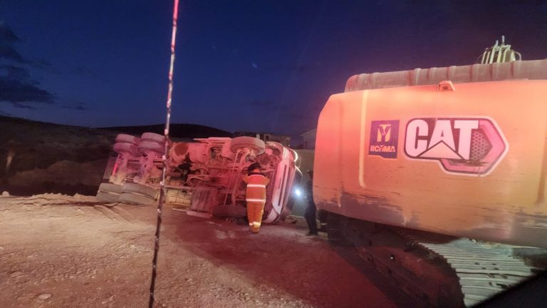 Vuelca camión en zona de construcción; su operador resultó lesionado