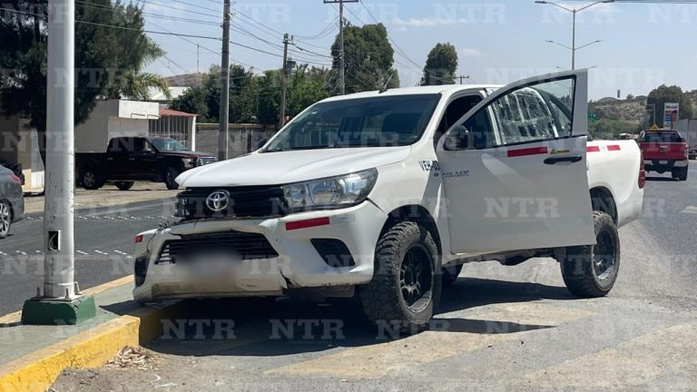 Camioneta choca y termina sobre camellón central
