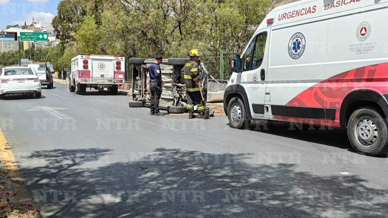 Vuelca su auto en el Cerro de las Bolsas